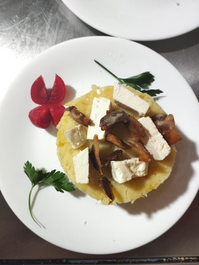 Villa Gjecaj Guesthouse And Restaurant เธทธ์ ภายนอก รูปภาพ